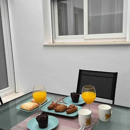 Cozy 2 Min From The Apartment